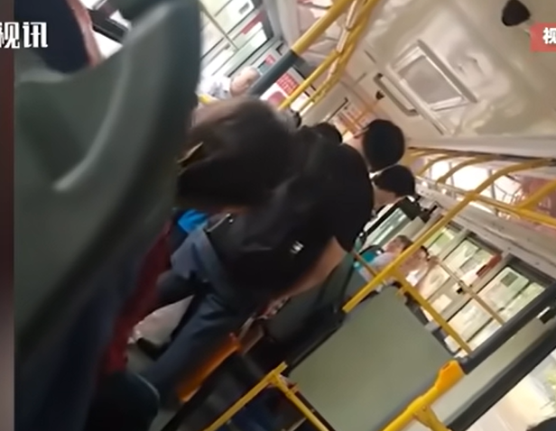 Tình cờ xem được clip 1 nam sinh khóc nức nở trên xe bus, tôi sững người, vội về nhà viết thư, dặn con gái nhớ kỹ 5 điều này!- Ảnh 1.