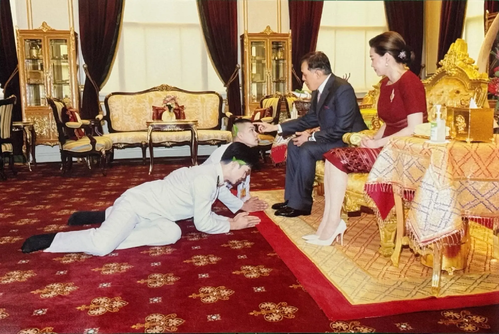 Vua và Hoàng hậu Thái Lan lần đầu tiên ban phúc cho lễ cưới đồng giới tại hoàng cung - Ảnh 1. Vua và Hoàng hậu Thái Lan lần đầu tiên ban phúc cho lễ cưới đồng giới tại hoàng cung - Ảnh 1.
