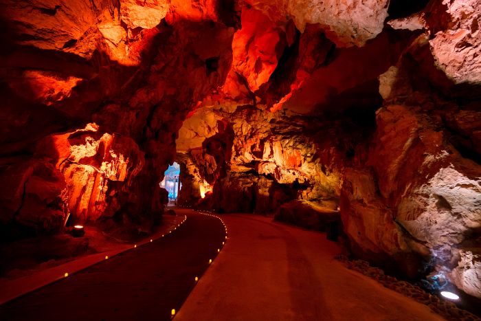 Độc đáo tour biểu diễn nghệ thuật trong hang động triệu năm tuổi bên vịnh Bái Tử Long