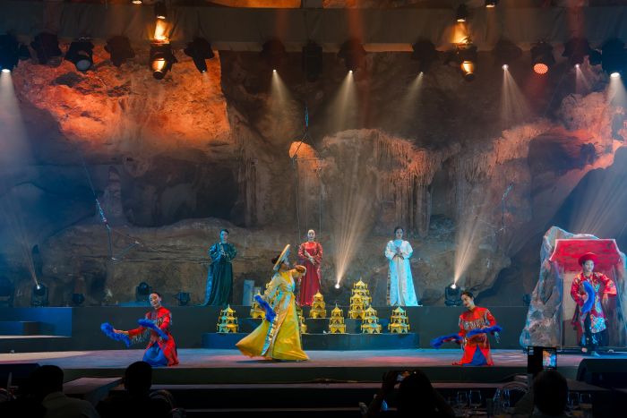 Độc đáo tour biểu diễn nghệ thuật trong hang động triệu năm tuổi bên vịnh Bái Tử Long