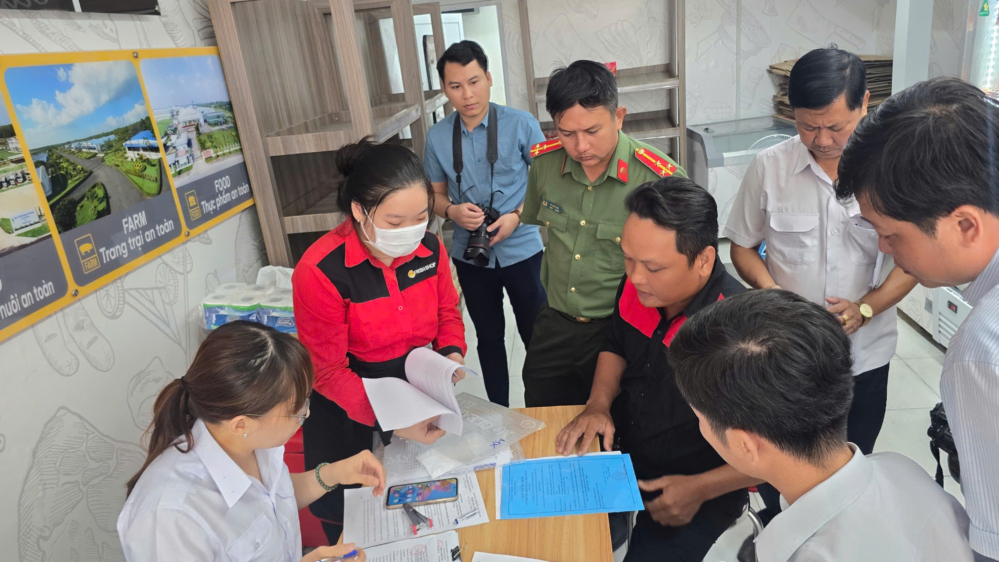 Vụ cửa hàng của C.P. Việt Nam bị "tố" bán thịt heo bệnh: Thông tin bất ngờ từ đoàn kiểm tra - Ảnh 1.