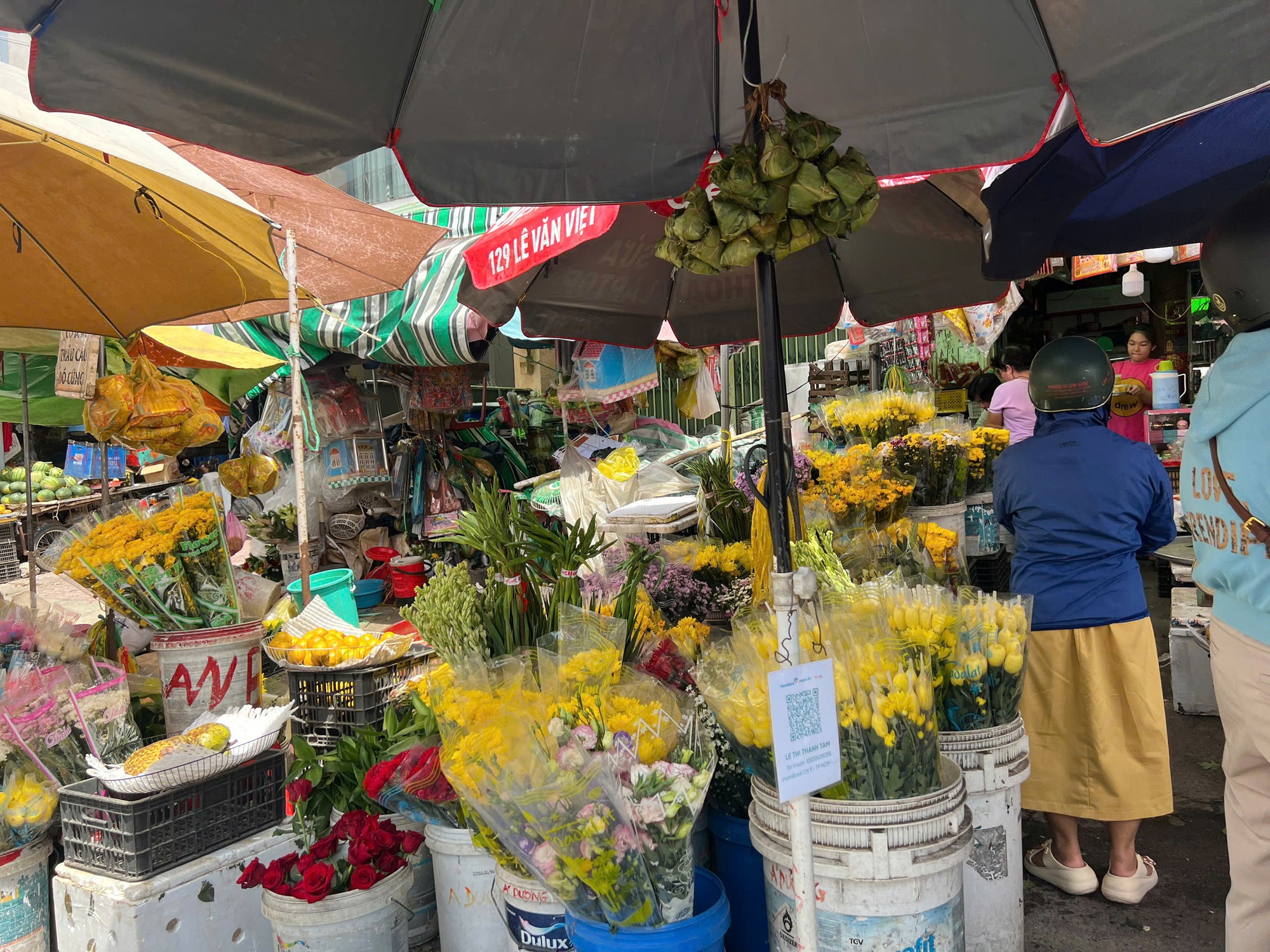 Một loại bánh giá 100.000 đồng nhưng bán chạy hơn chè, xôi tại chợ trong ngày Tết Đoan ngọ - Ảnh 7.