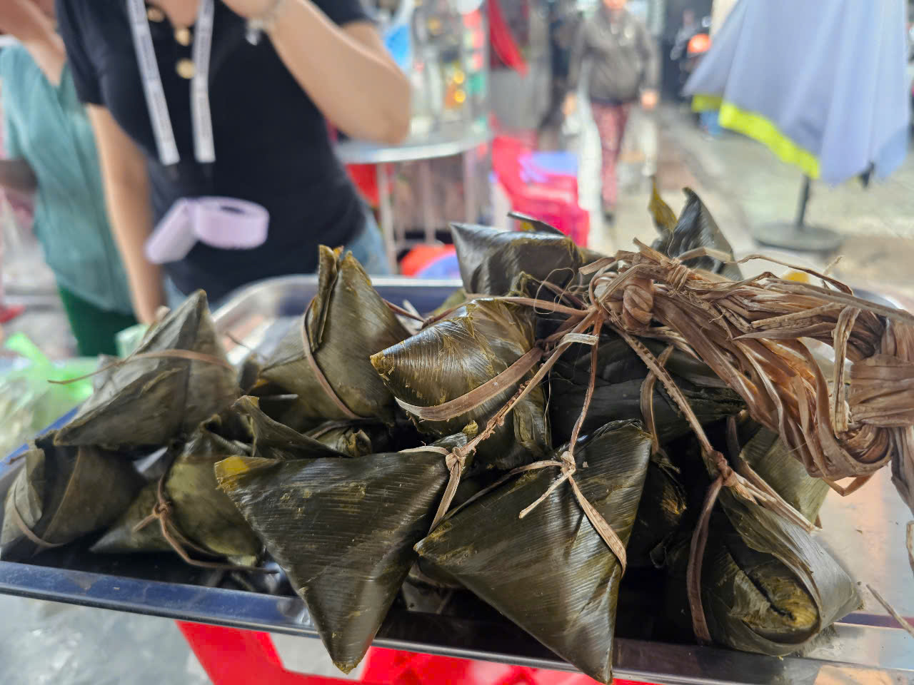 Một loại bánh giá 100.000 đồng nhưng bán chạy hơn chè, xôi tại chợ trong ngày Tết Đoan ngọ - Ảnh 5.