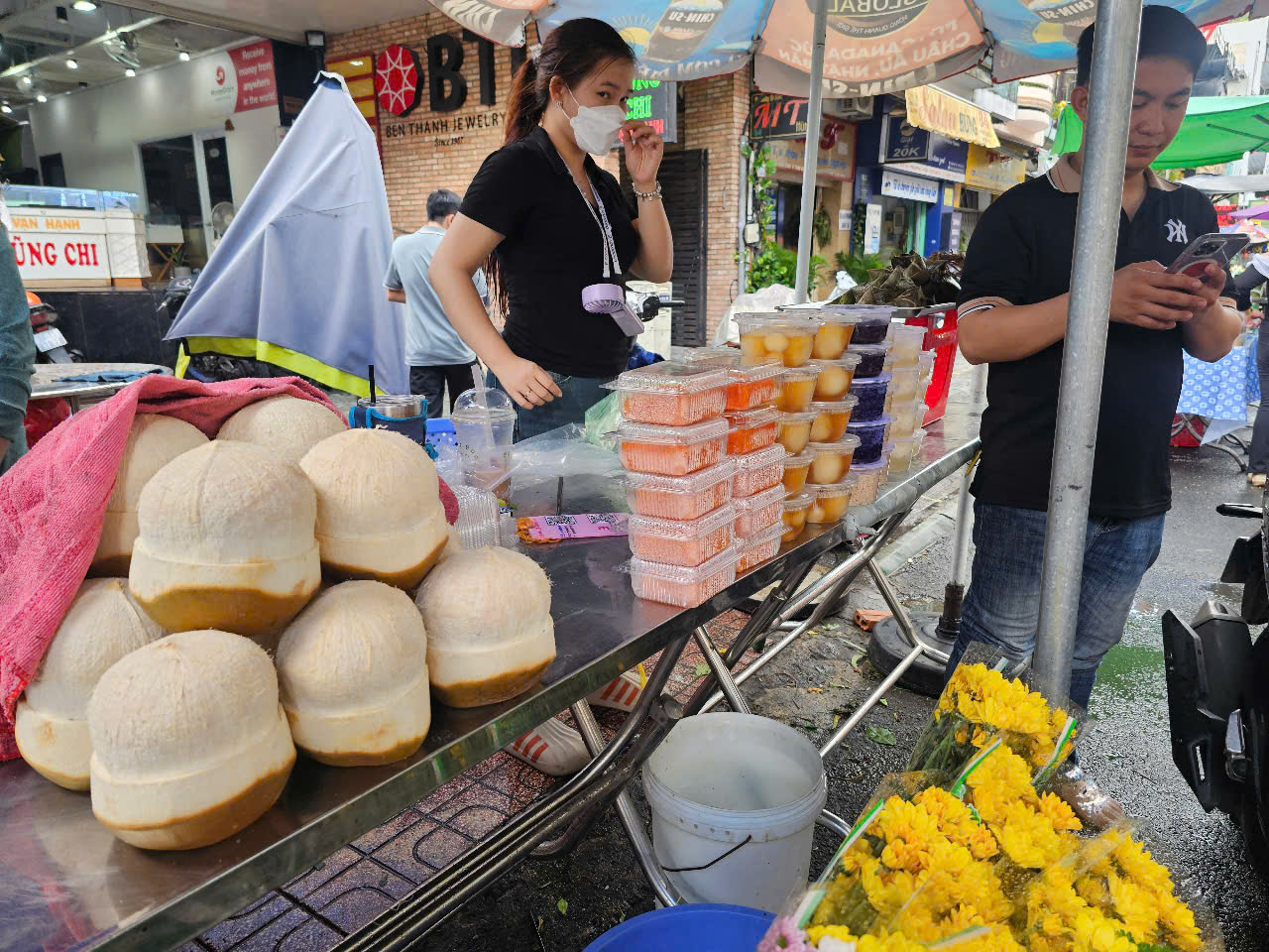 Một loại bánh giá 100.000 đồng nhưng bán chạy hơn chè, xôi tại chợ trong ngày Tết Đoan ngọ - Ảnh 6.