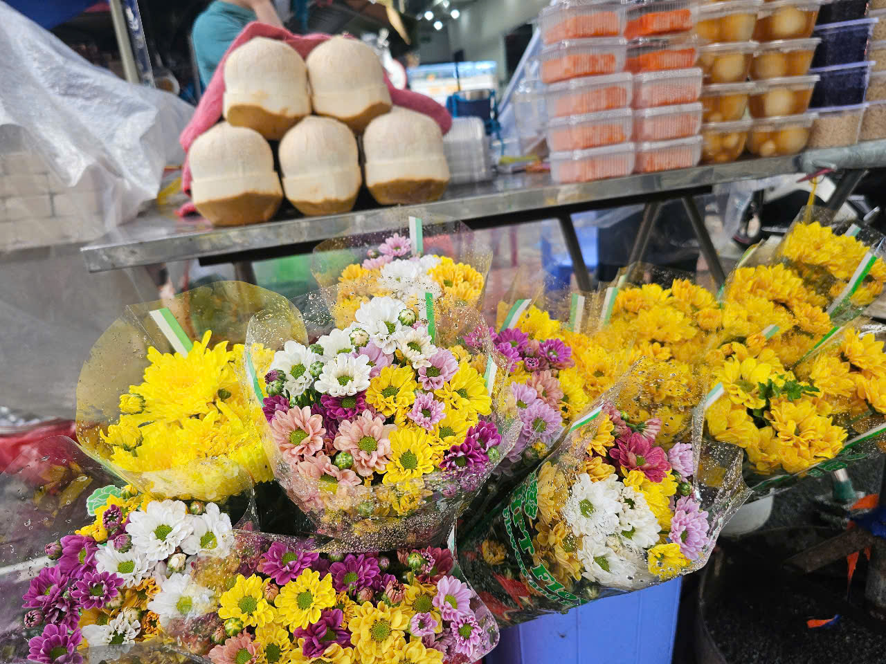 Một loại bánh giá 100.000 đồng nhưng bán chạy hơn chè, xôi tại chợ trong ngày Tết Đoan ngọ - Ảnh 1.