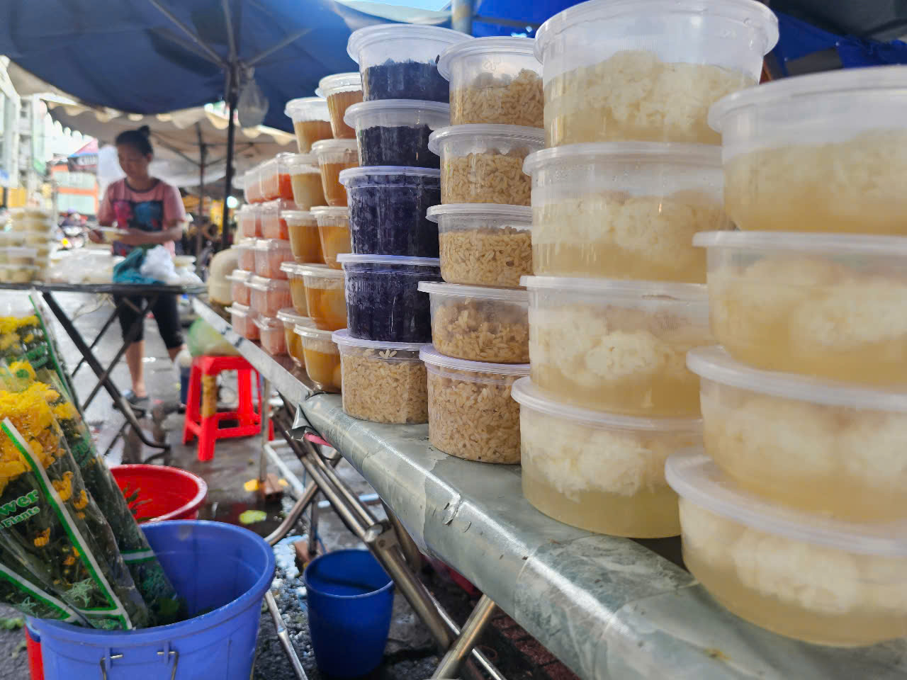 Một loại bánh giá 100.000 đồng nhưng bán chạy hơn chè, xôi tại chợ trong ngày Tết Đoan ngọ - Ảnh 4.