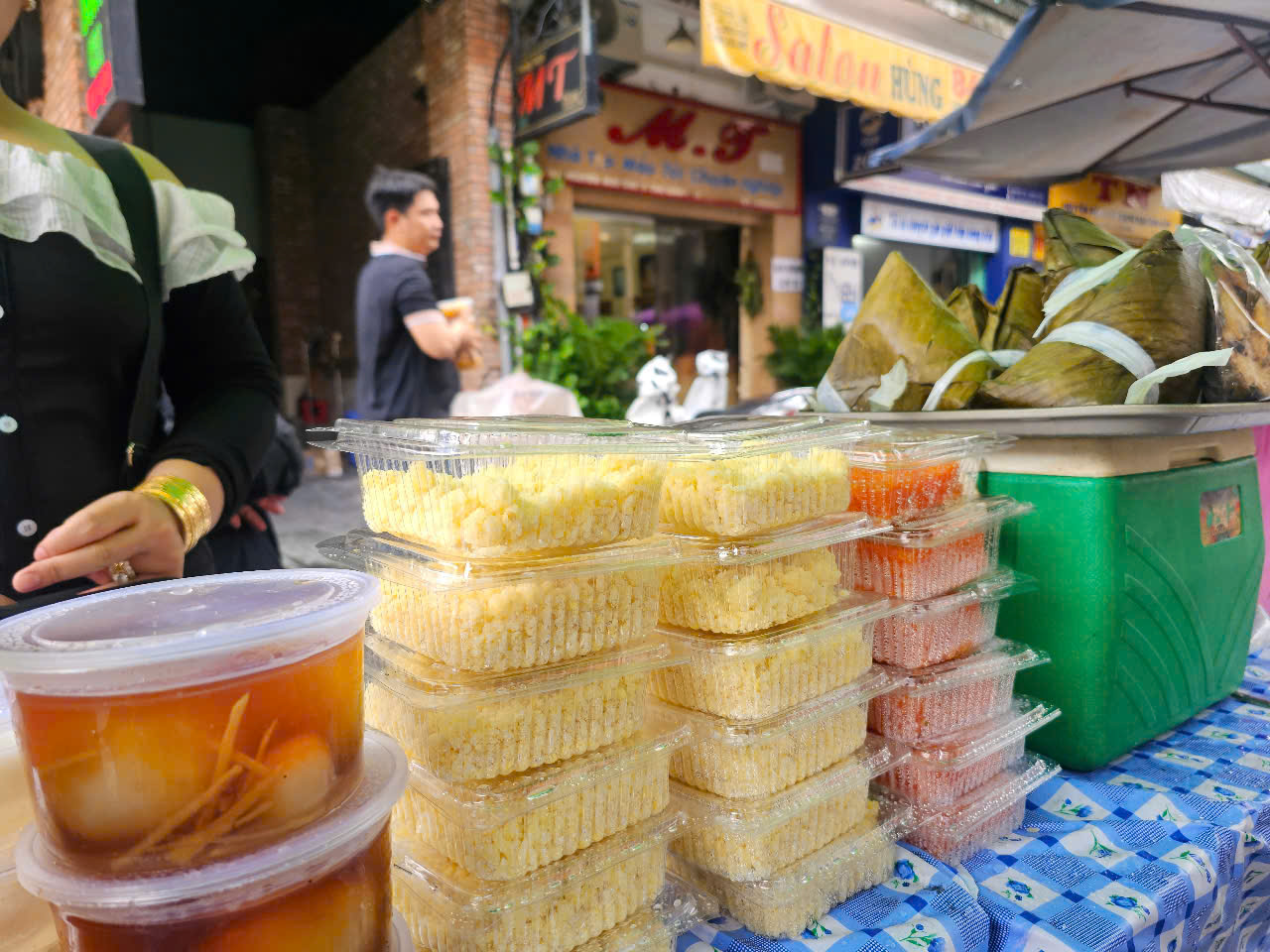 Một loại bánh giá 100.000 đồng nhưng bán chạy hơn chè, xôi tại chợ trong ngày Tết Đoan ngọ - Ảnh 3.