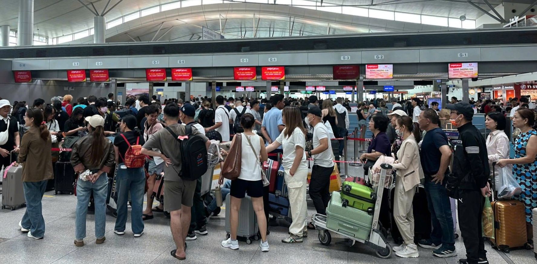 Gần 220.000 người đổ về sân bay Nội Bài, Tân Sơn Nhất hôm nay- Ảnh 10.