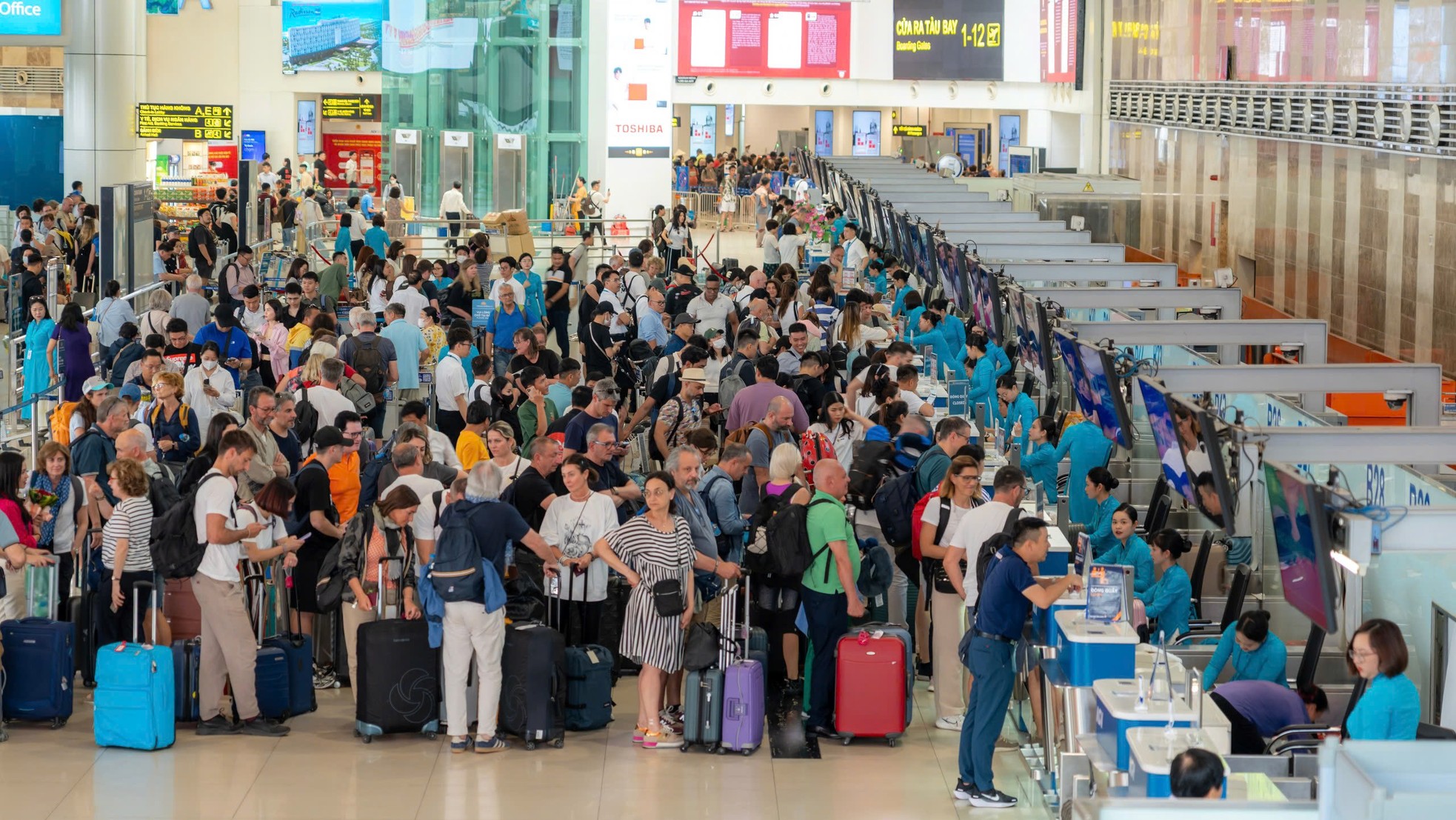 Gần 220.000 người đổ về sân bay Nội Bài, Tân Sơn Nhất hôm nay- Ảnh 11.