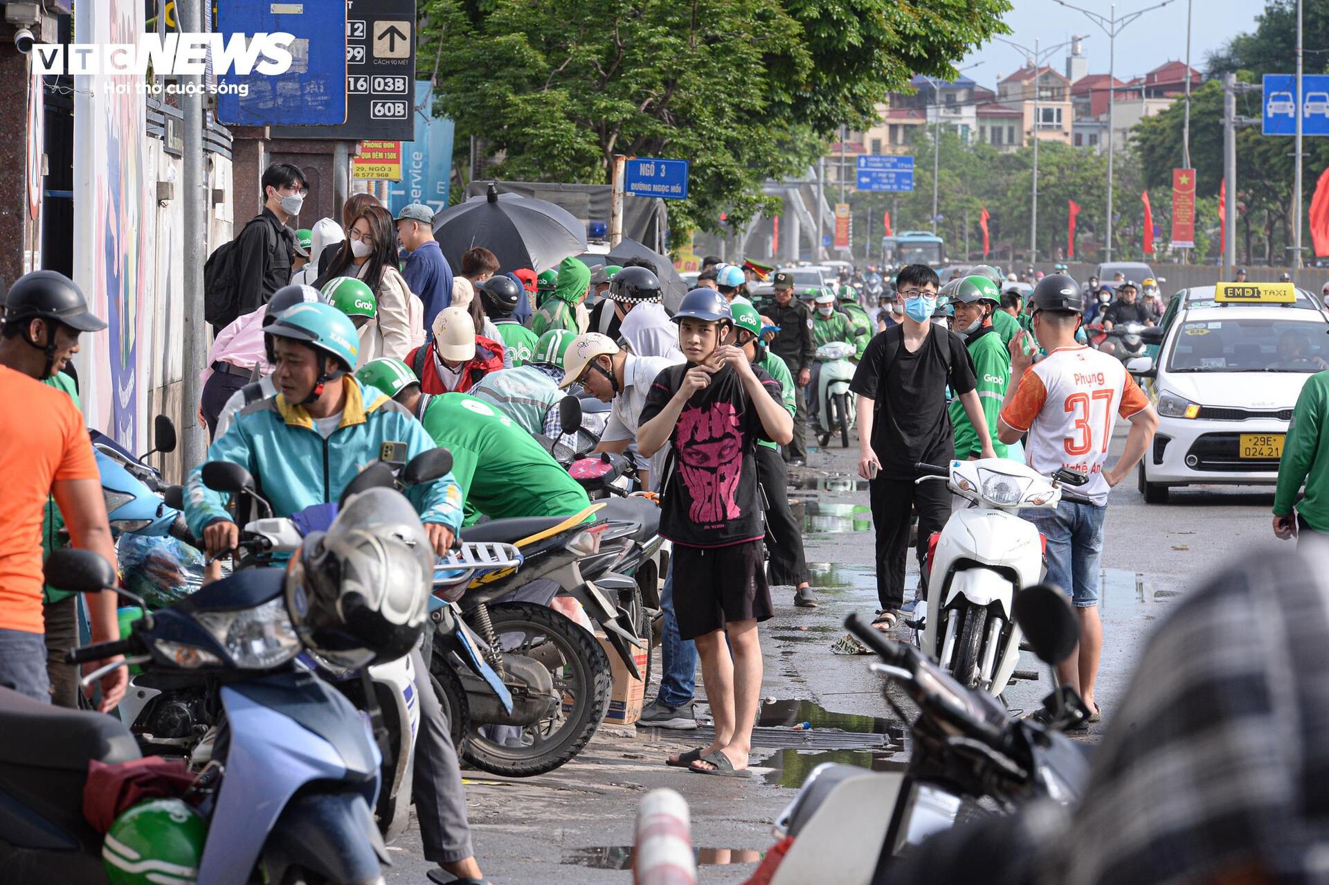 Cửa ngõ Thủ đô ùn ứ trong ngày cuối kỳ nghỉ lễ- Ảnh 8. Cửa ngõ Thủ đô ùn ứ trong ngày cuối kỳ nghỉ lễ- Ảnh 8.