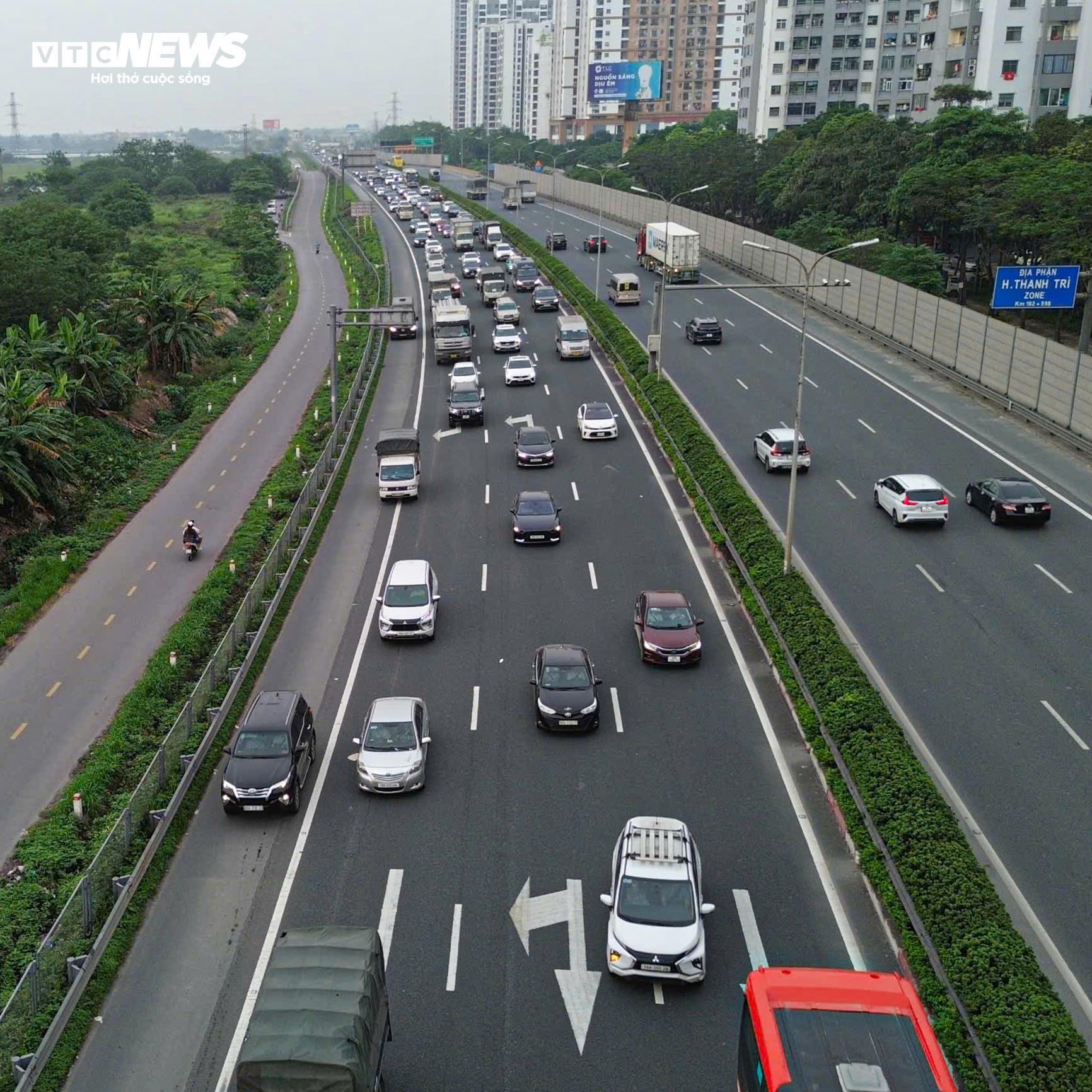 Cửa ngõ Thủ đô ùn ứ trong ngày cuối kỳ nghỉ lễ- Ảnh 4. Cửa ngõ Thủ đô ùn ứ trong ngày cuối kỳ nghỉ lễ- Ảnh 4.
