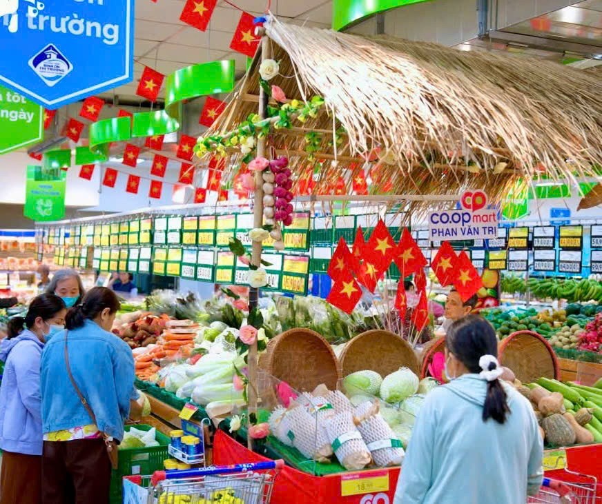 TTTM đông nghịt, hàng ăn hầu như không còn chỗ trống- Ảnh 14.