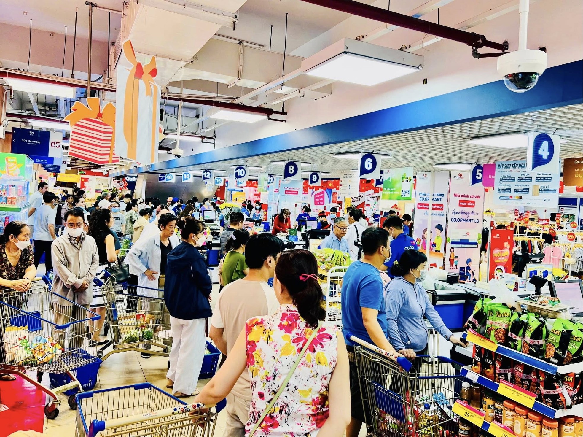 TTTM đông nghịt, hàng ăn hầu như không còn chỗ trống- Ảnh 13.