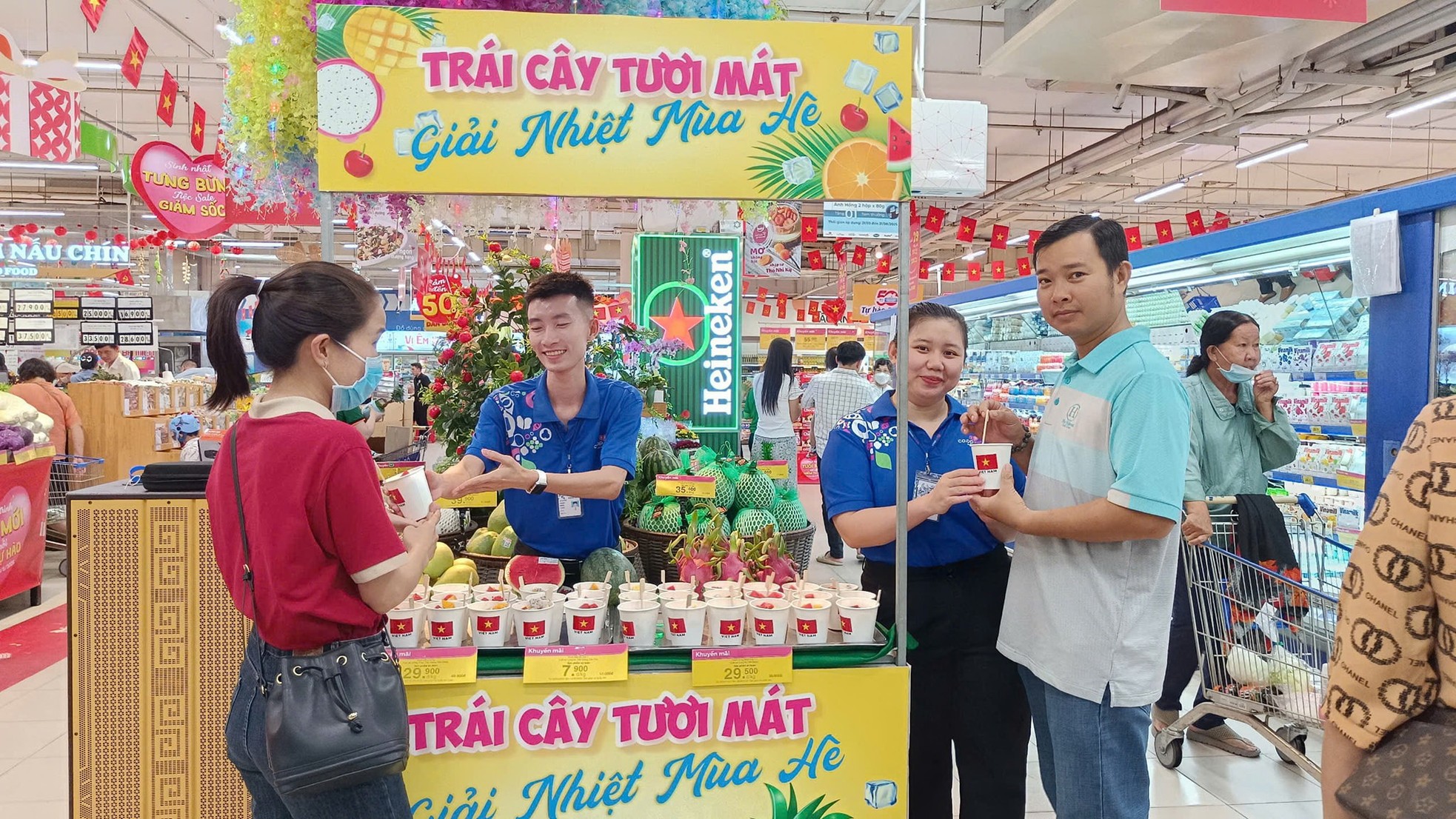 TTTM đông nghịt, hàng ăn hầu như không còn chỗ trống- Ảnh 15.