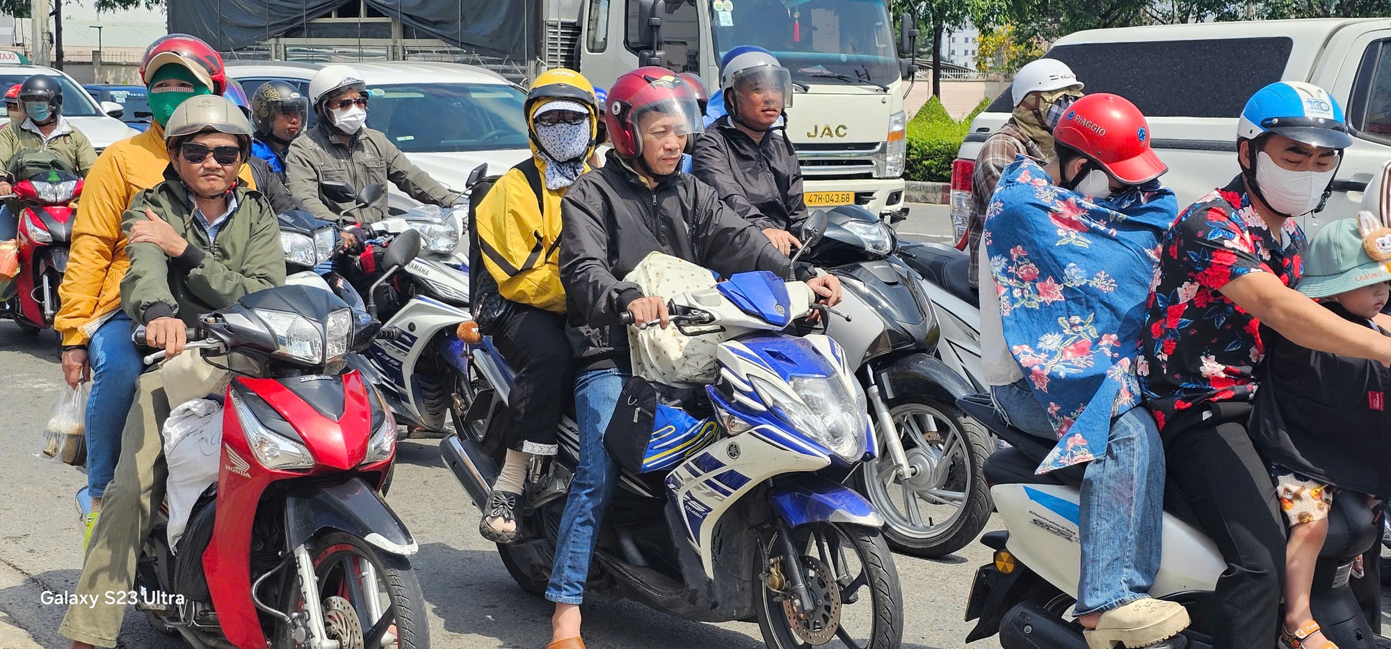 Hình ảnh người lao động lỉnh kỉnh đồ đạc trở lại Bình Dương trưa 4-5- Ảnh 1.