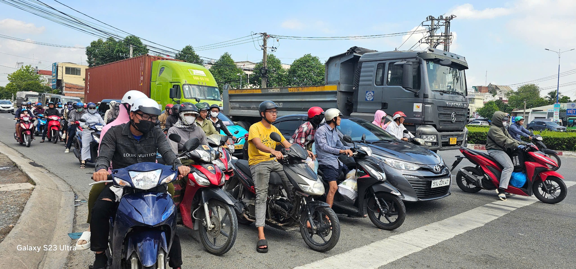 Hình ảnh người lao động lỉnh kỉnh đồ đạc trở lại Bình Dương trưa 4-5- Ảnh 10.