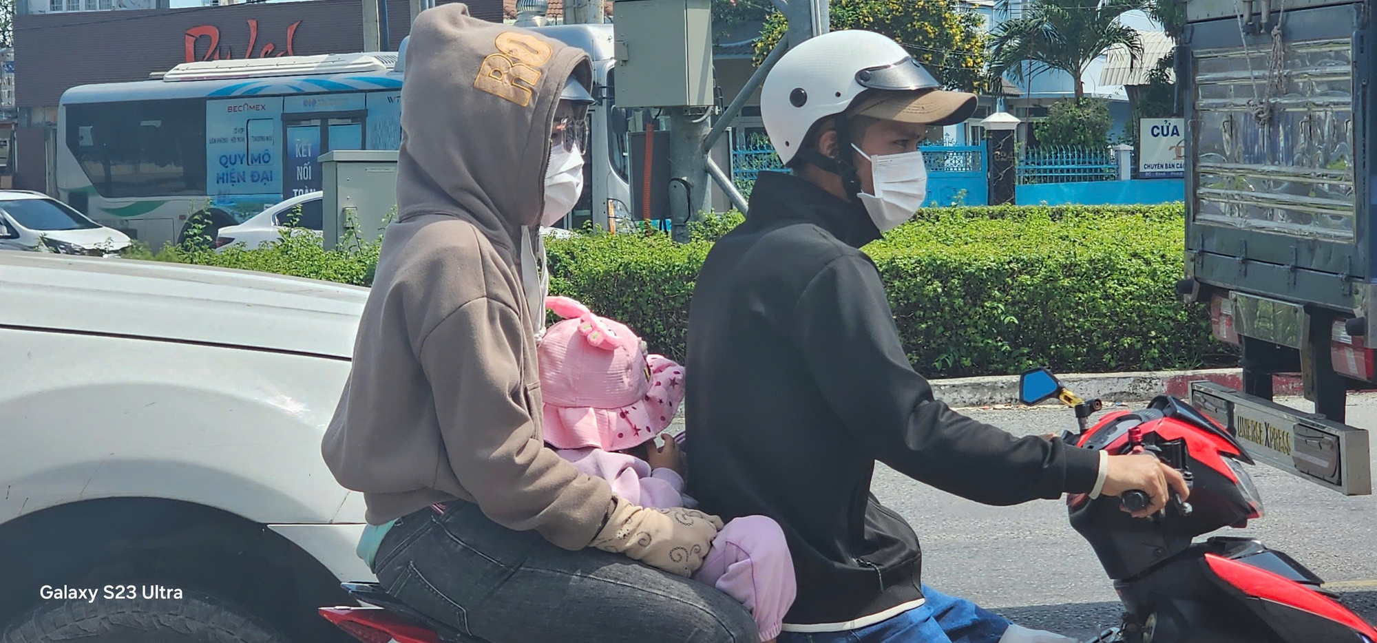 Hình ảnh người lao động lỉnh kỉnh đồ đạc trở lại Bình Dương trưa 4-5- Ảnh 9.