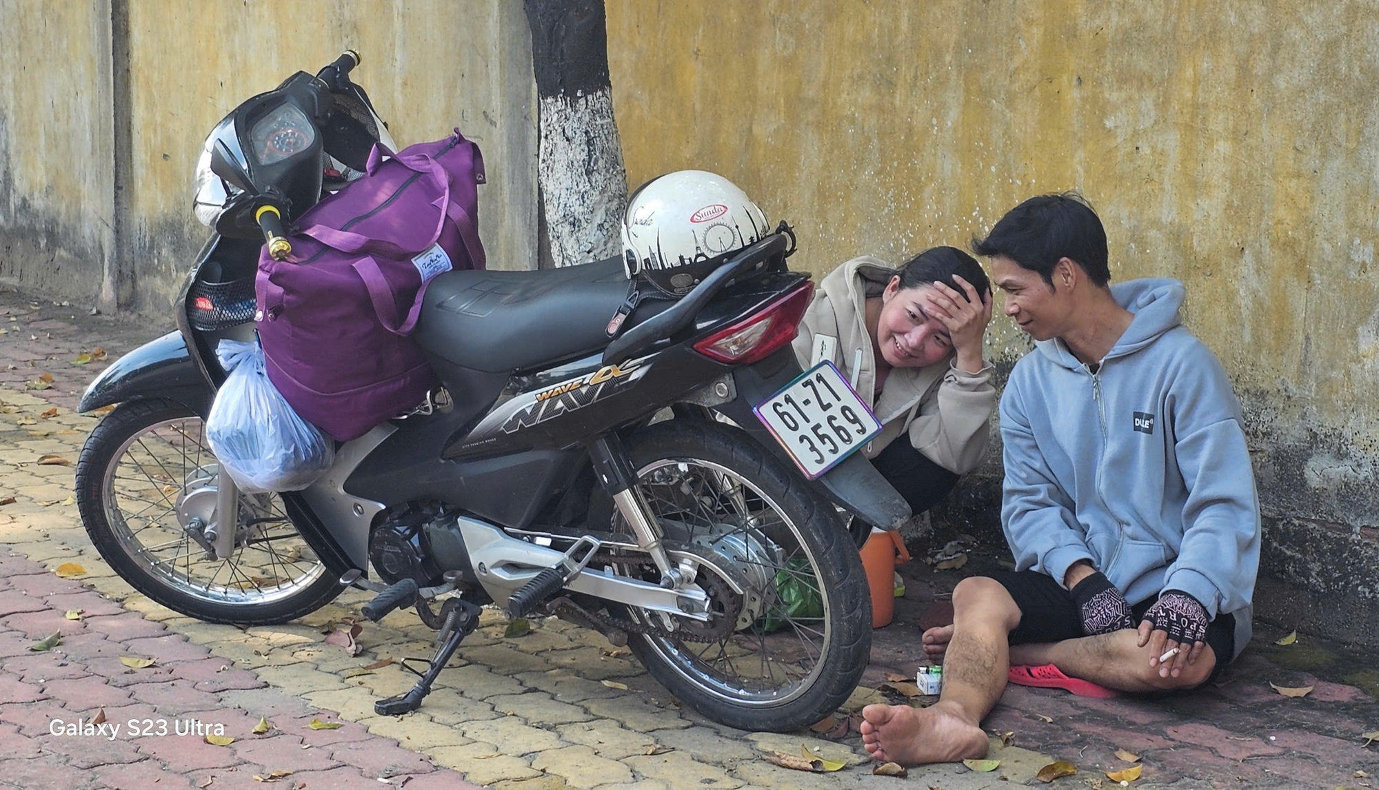 Hình ảnh người lao động lỉnh kỉnh đồ đạc trở lại Bình Dương trưa 4-5- Ảnh 2.
