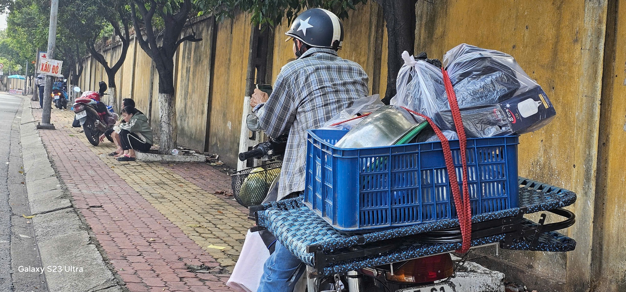 Hình ảnh người lao động lỉnh kỉnh đồ đạc trở lại Bình Dương trưa 4-5- Ảnh 4.