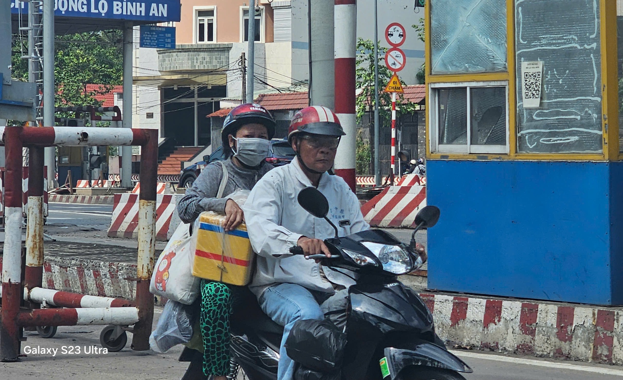 Hình ảnh người lao động lỉnh kỉnh đồ đạc trở lại Bình Dương trưa 4-5- Ảnh 6.