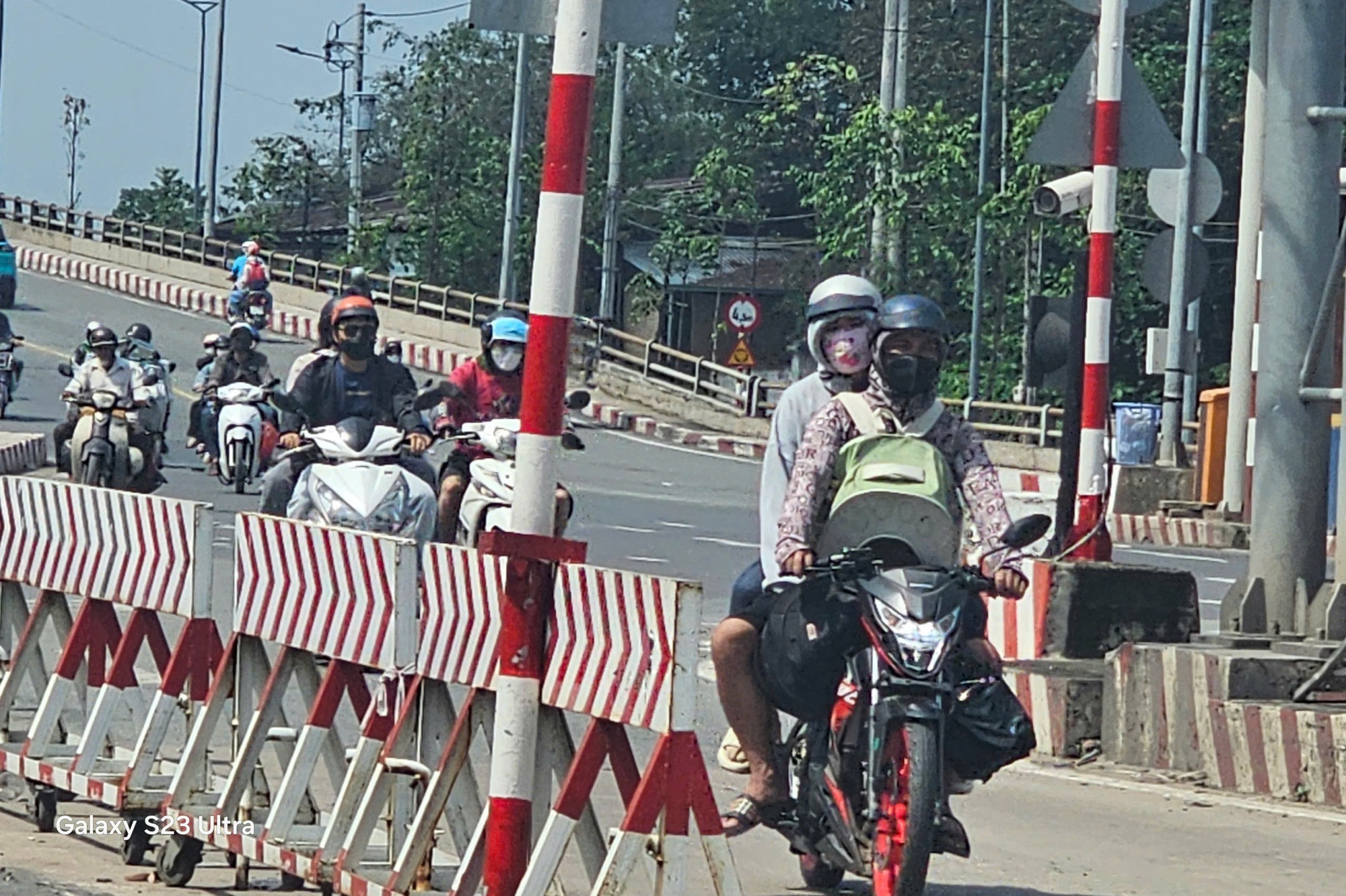 Hình ảnh người lao động lỉnh kỉnh đồ đạc trở lại Bình Dương trưa 4-5- Ảnh 5.