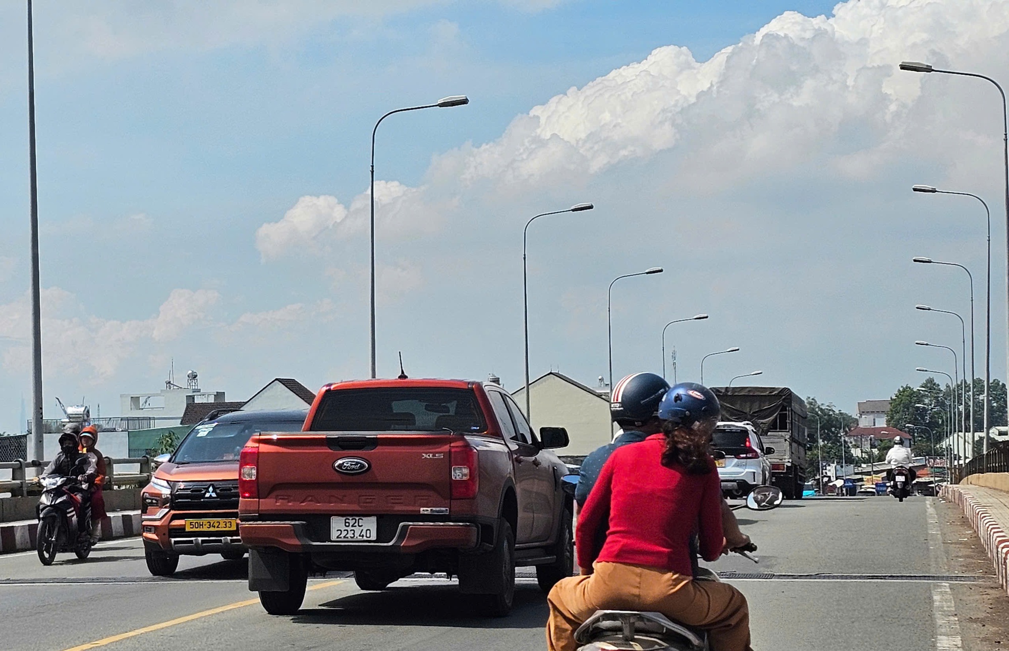 Hình ảnh người lao động lỉnh kỉnh đồ đạc trở lại Bình Dương trưa 4-5- Ảnh 8.