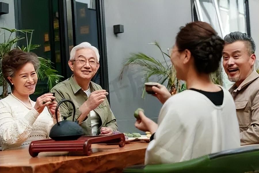 Tận hưởng tuổi già sung túc, viên mãn đơn giản hơn bạn nghĩ: Người thông thái luôn nói KHÔNG với 4 khoản chi tiêu "ngu ngốc"- Ảnh 2. Tận hưởng tuổi già sung túc, viên mãn đơn giản hơn bạn nghĩ: Người thông thái luôn nói KHÔNG với 4 khoản chi tiêu "ngu ngốc"- Ảnh 2.