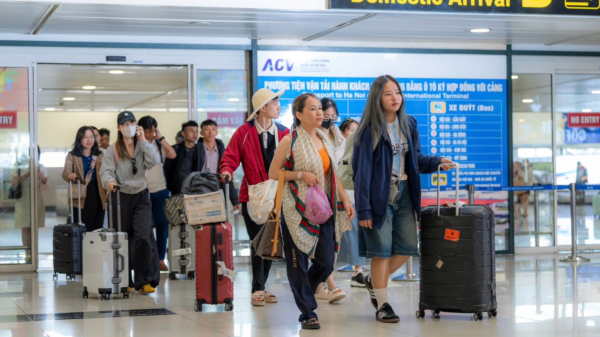 Gần 220.000 người đổ về sân bay Nội Bài, Tân Sơn Nhất hôm nay- Ảnh 2.