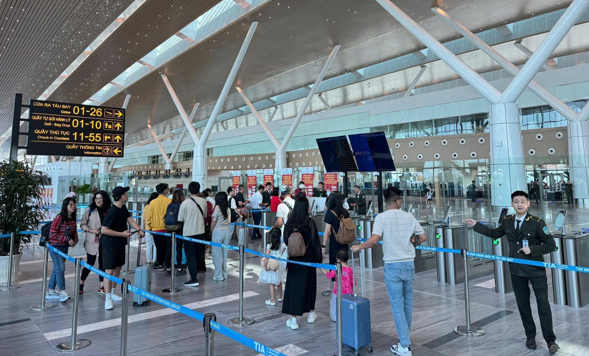 Gần 220.000 người đổ về sân bay Nội Bài, Tân Sơn Nhất hôm nay- Ảnh 8.