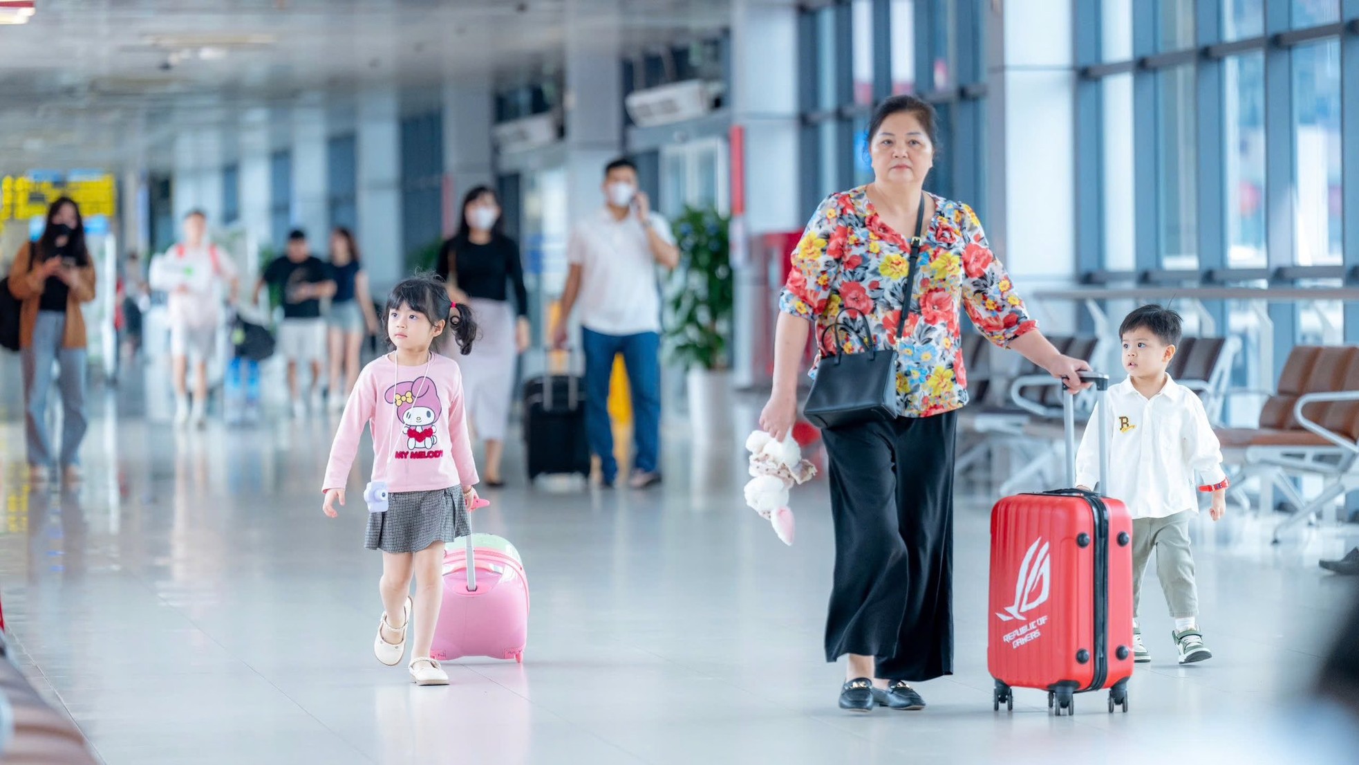 Gần 220.000 người đổ về sân bay Nội Bài, Tân Sơn Nhất hôm nay- Ảnh 5.