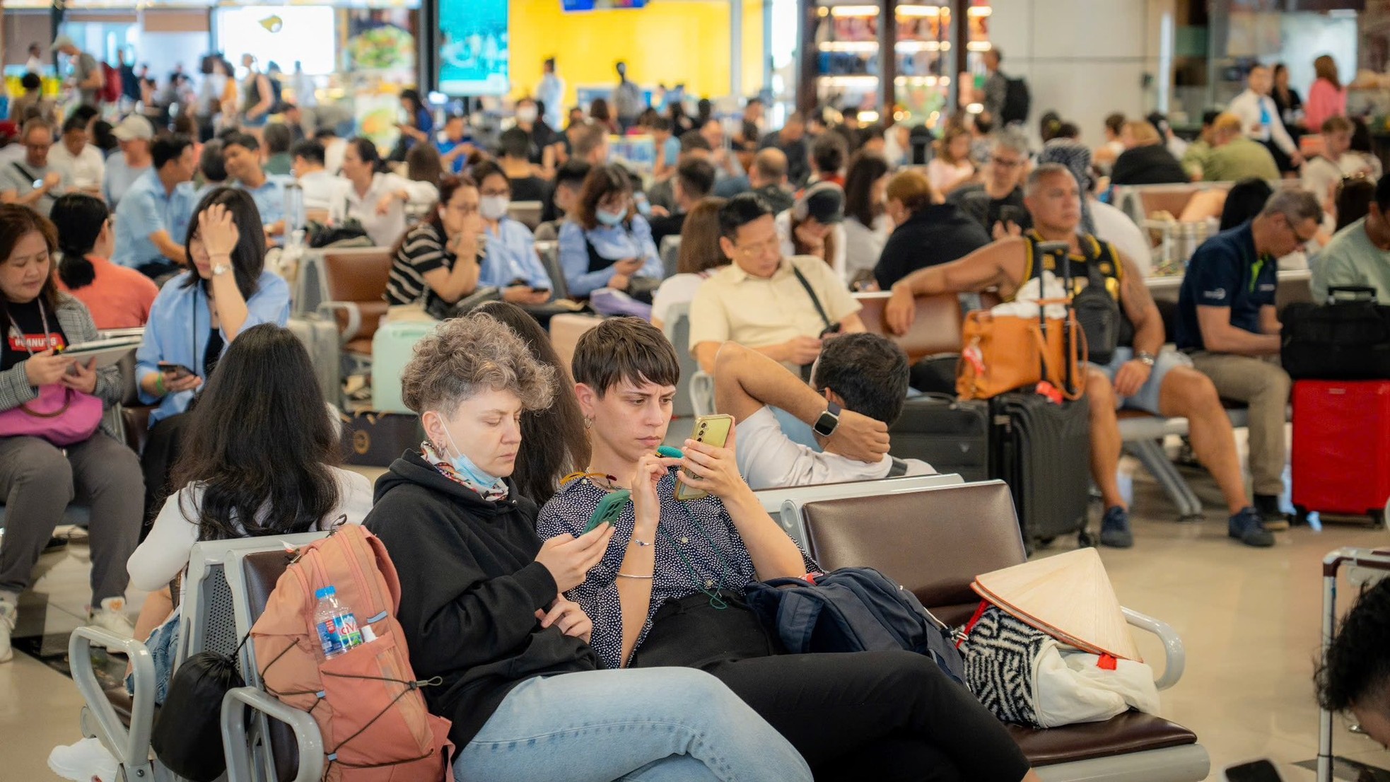 Gần 220.000 người đổ về sân bay Nội Bài, Tân Sơn Nhất hôm nay- Ảnh 4.