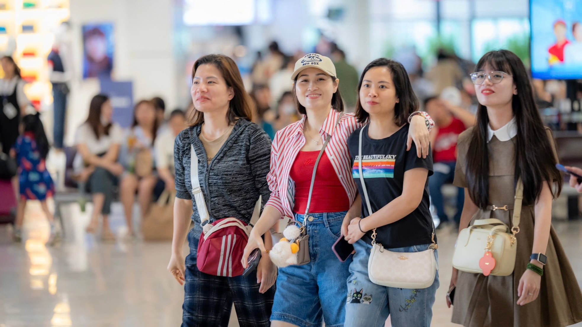 Gần 220.000 người đổ về sân bay Nội Bài, Tân Sơn Nhất hôm nay- Ảnh 3.