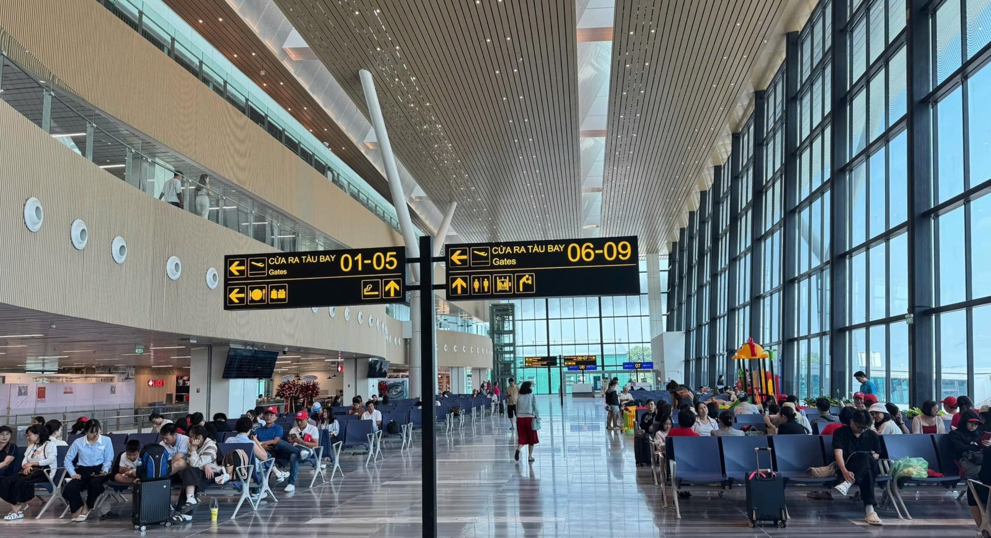 Gần 220.000 người đổ về sân bay Nội Bài, Tân Sơn Nhất hôm nay- Ảnh 9.