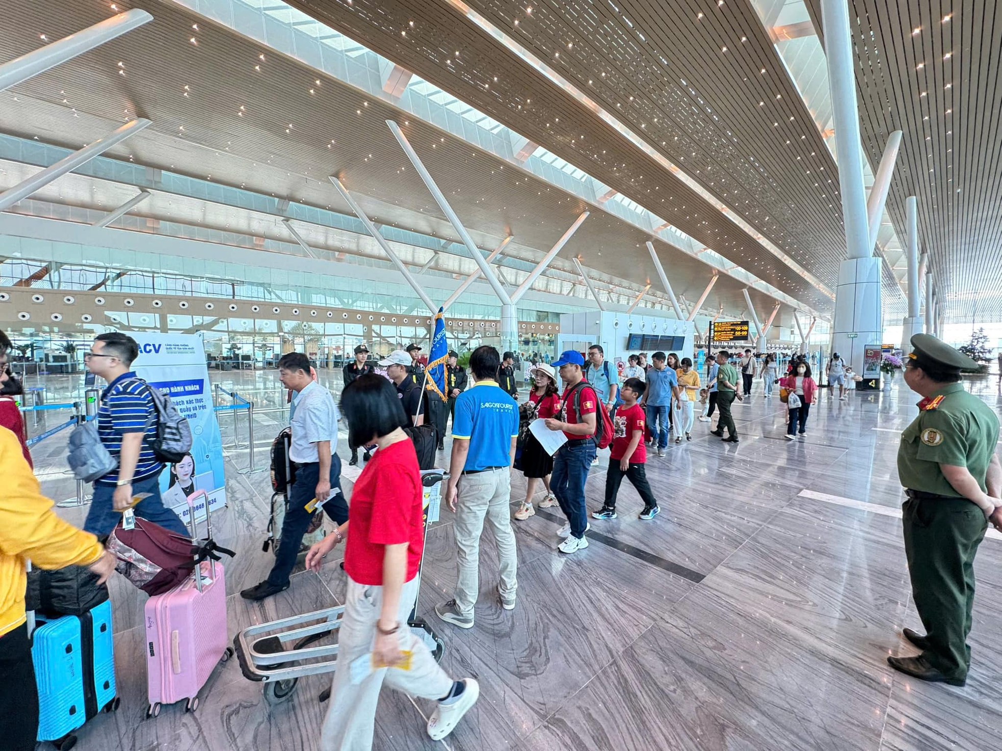 Gần 220.000 người đổ về sân bay Nội Bài, Tân Sơn Nhất hôm nay- Ảnh 7.