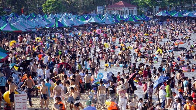 Lý do du khách đổ xô đến Quảng Ninh, Hải Phòng dịp 30/4- Ảnh 3.