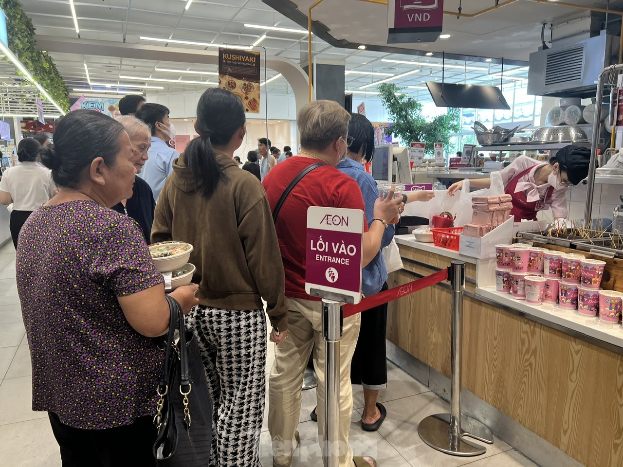 TTTM đông nghịt, hàng ăn hầu như không còn chỗ trống- Ảnh 3.