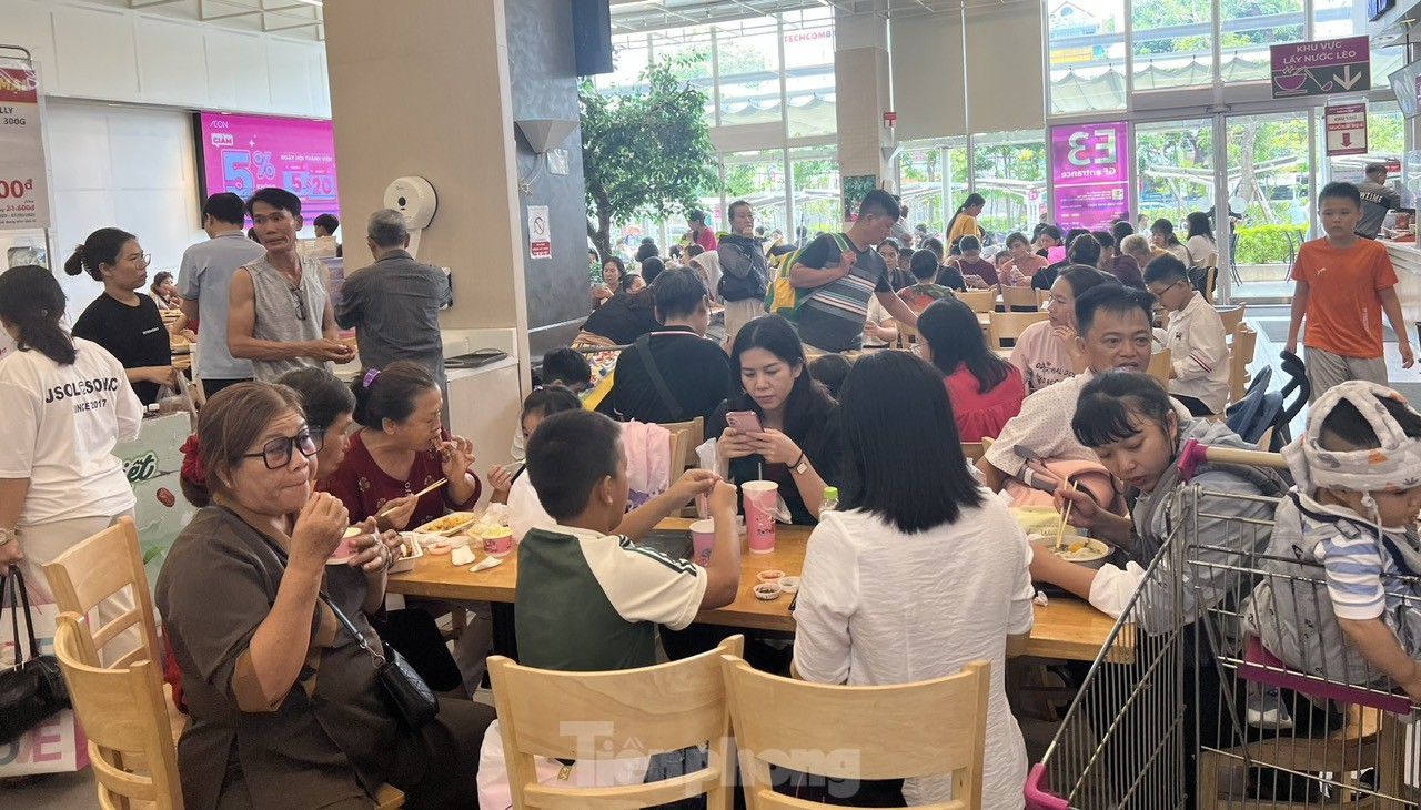 TTTM đông nghịt, hàng ăn hầu như không còn chỗ trống- Ảnh 6.