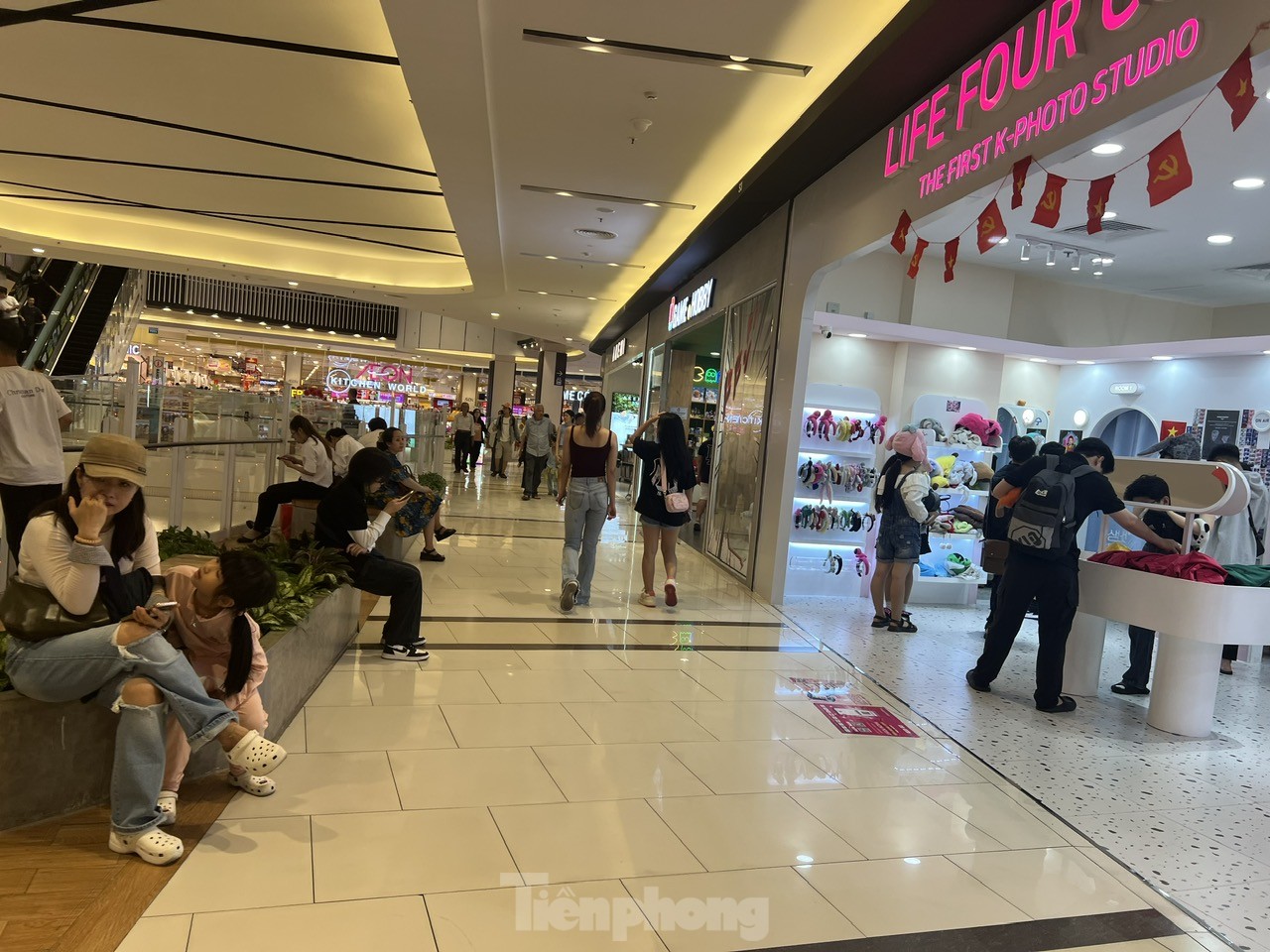 TTTM đông nghịt, hàng ăn hầu như không còn chỗ trống- Ảnh 10.