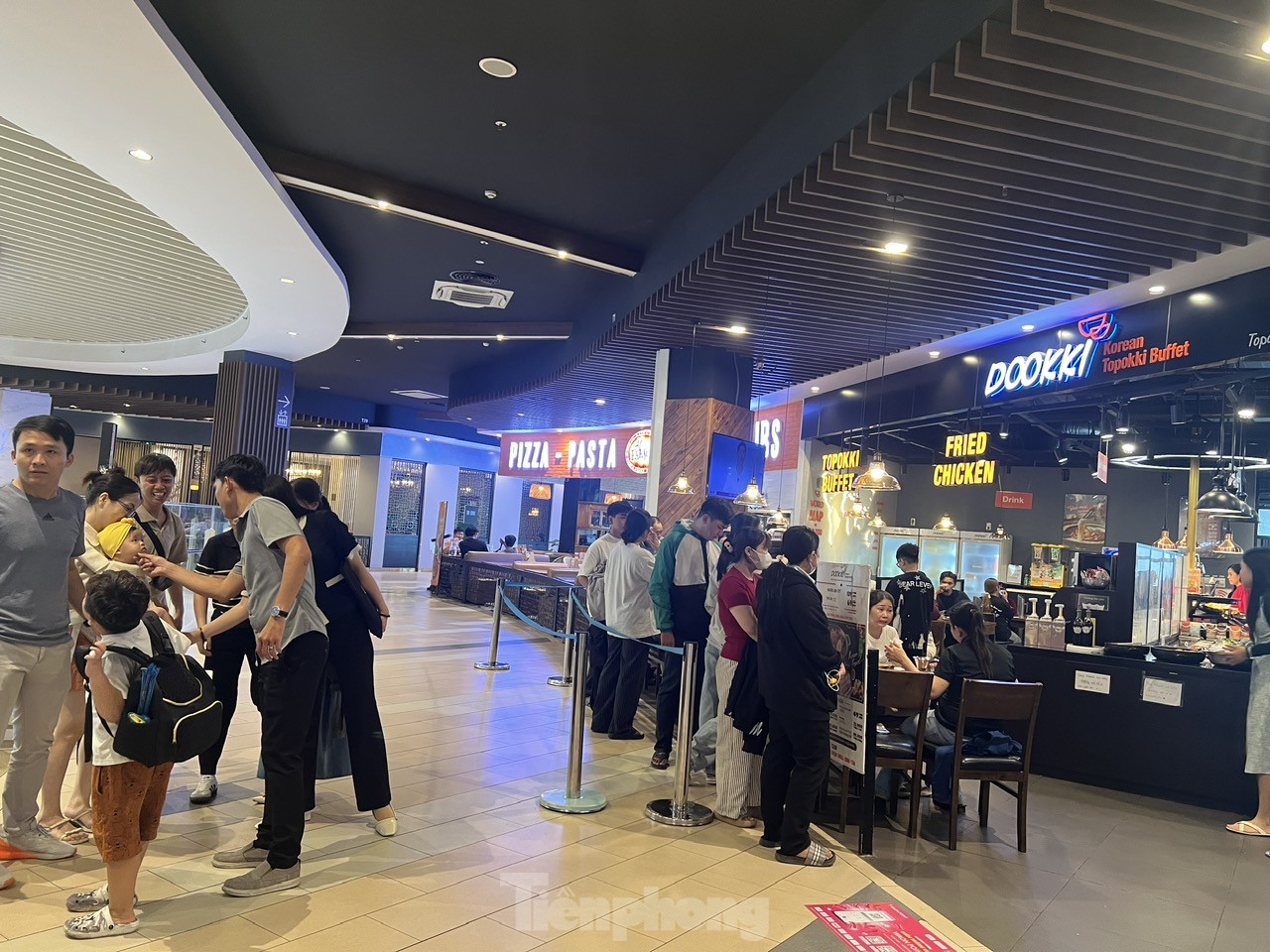 TTTM đông nghịt, hàng ăn hầu như không còn chỗ trống- Ảnh 9.