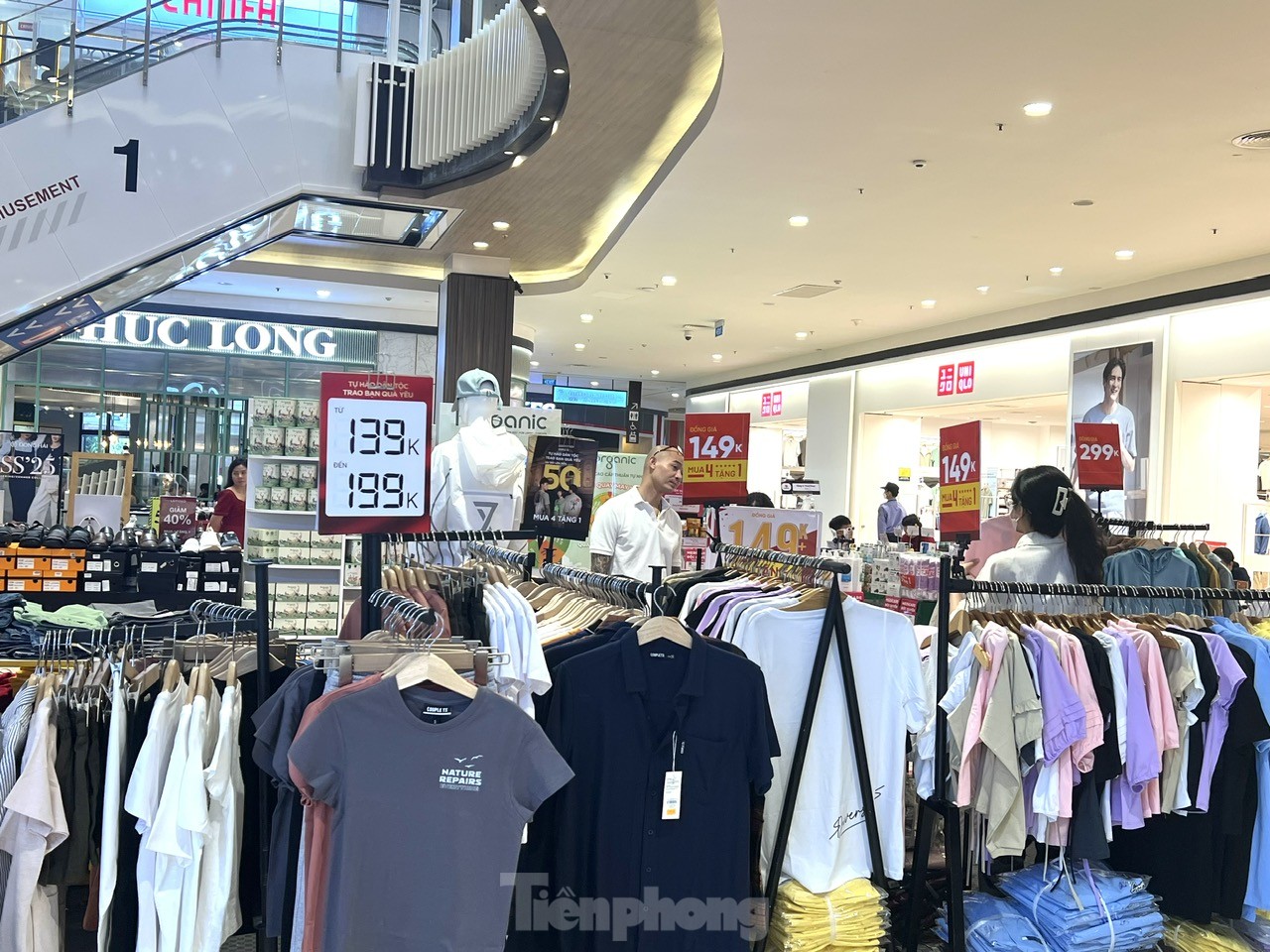 TTTM đông nghịt, hàng ăn hầu như không còn chỗ trống- Ảnh 19.