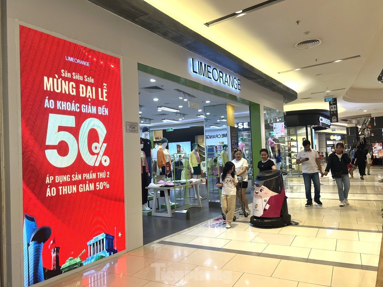 TTTM đông nghịt, hàng ăn hầu như không còn chỗ trống- Ảnh 16.