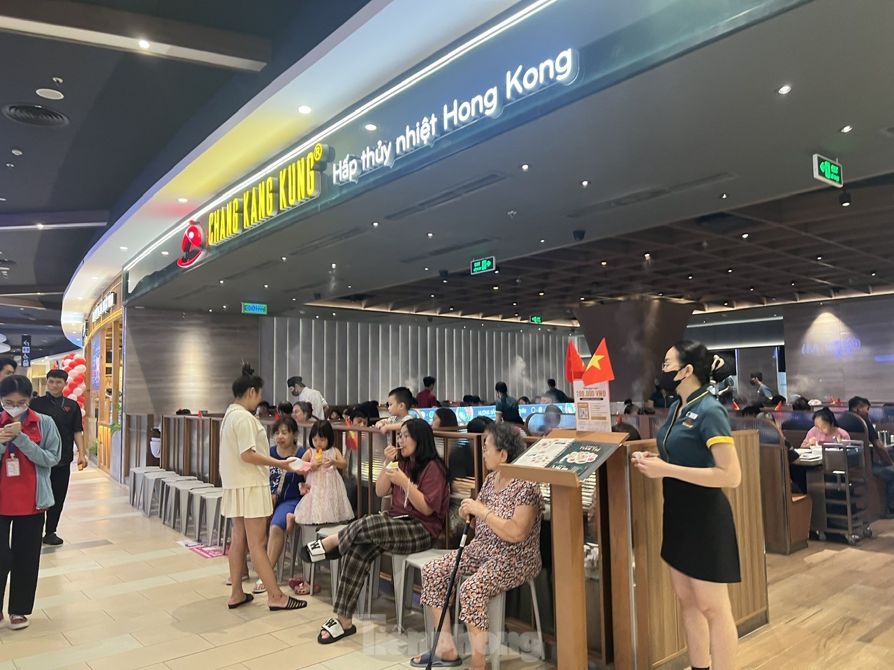 TTTM đông nghịt, hàng ăn hầu như không còn chỗ trống- Ảnh 8.