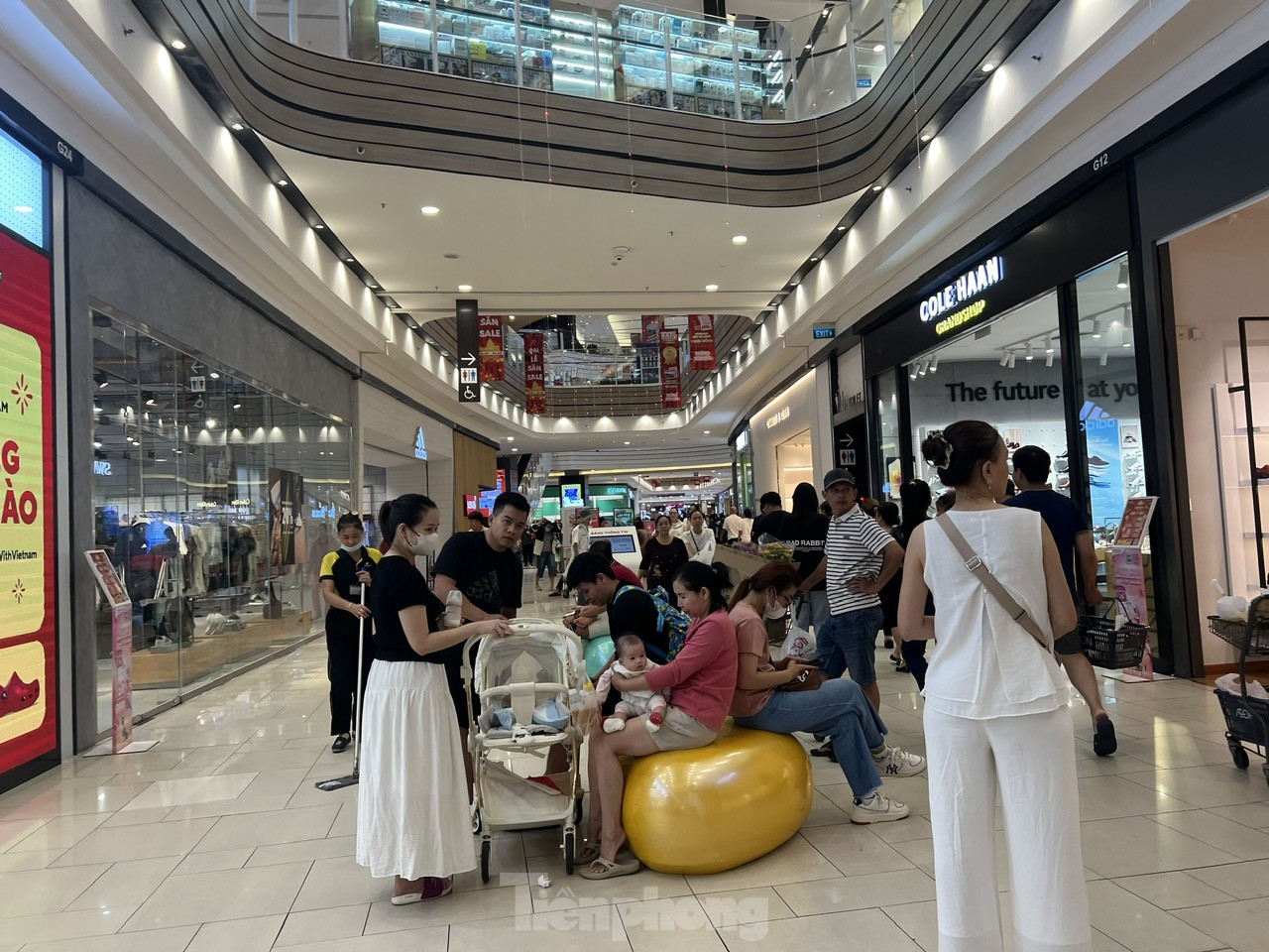 TTTM đông nghịt, hàng ăn hầu như không còn chỗ trống- Ảnh 7.