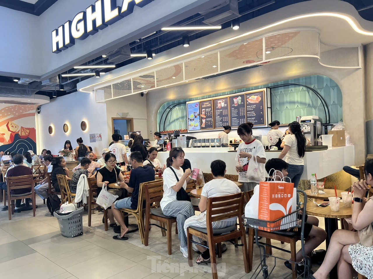 TTTM đông nghịt, hàng ăn hầu như không còn chỗ trống- Ảnh 4.