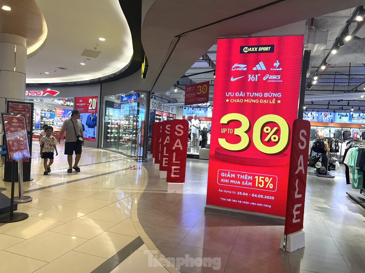 TTTM đông nghịt, hàng ăn hầu như không còn chỗ trống- Ảnh 17.