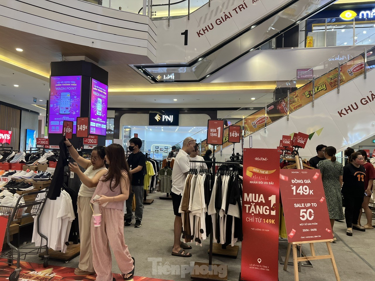 TTTM đông nghịt, hàng ăn hầu như không còn chỗ trống- Ảnh 18.