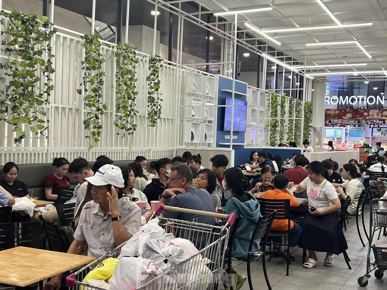 TTTM đông nghịt, hàng ăn hầu như không còn chỗ trống- Ảnh 5.