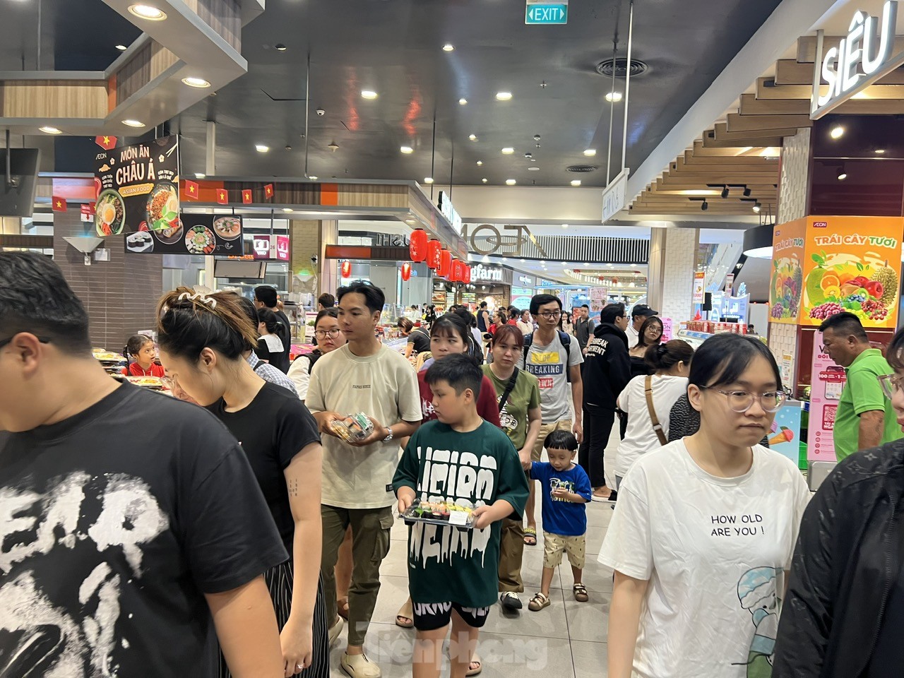 TTTM đông nghịt, hàng ăn hầu như không còn chỗ trống- Ảnh 1.