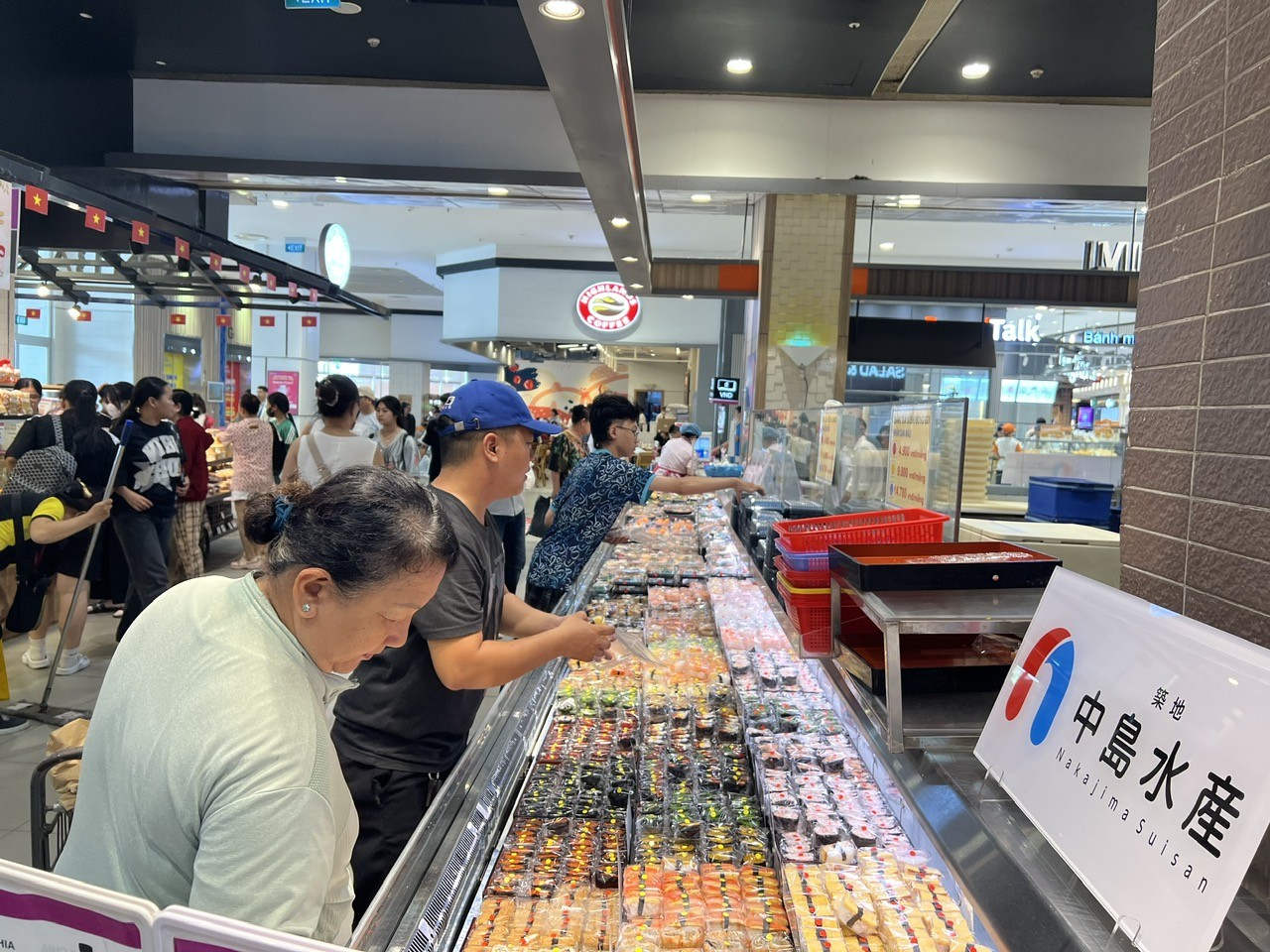 TTTM đông nghịt, hàng ăn hầu như không còn chỗ trống- Ảnh 2.