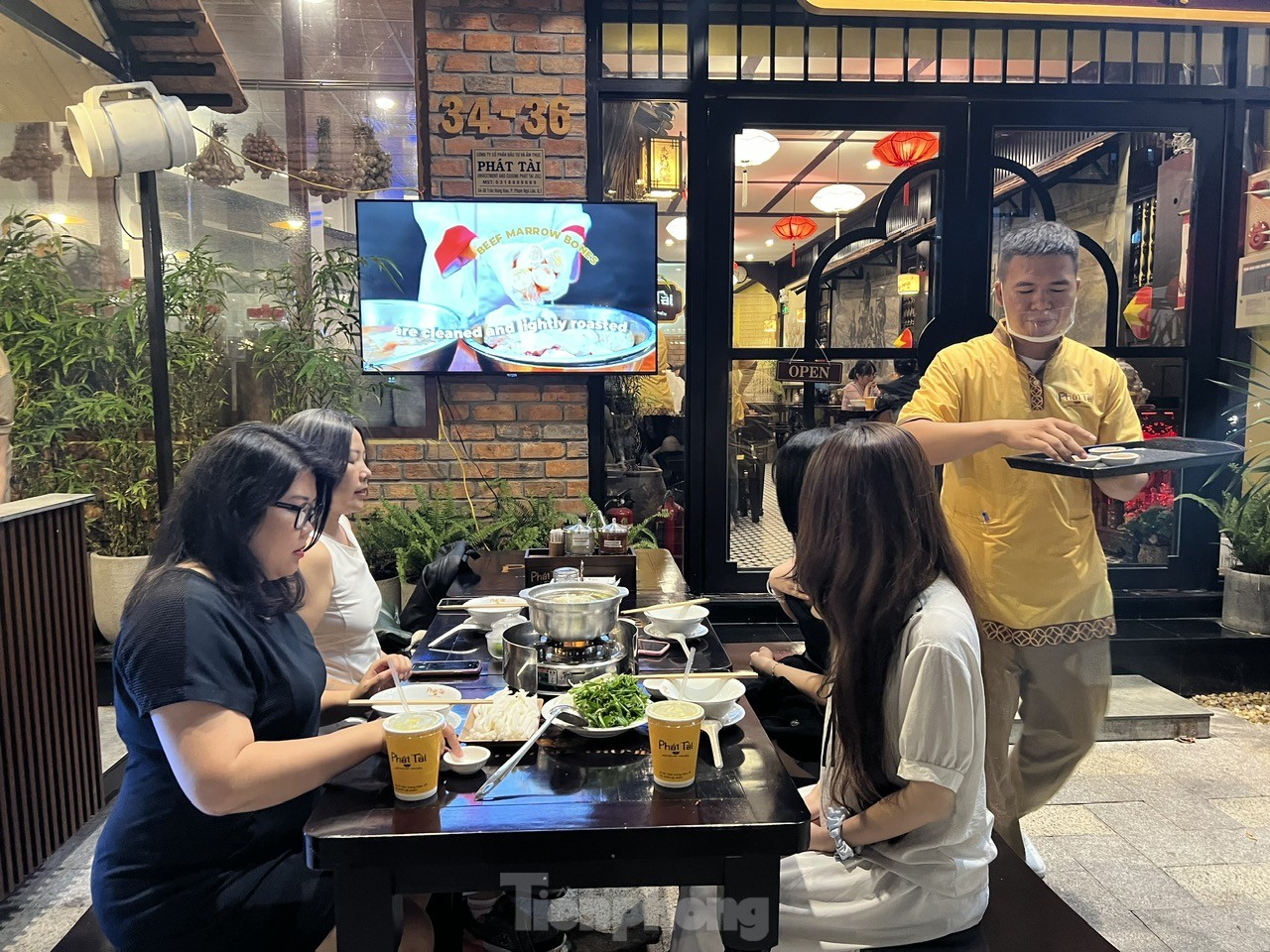 TTTM đông nghịt, hàng ăn hầu như không còn chỗ trống- Ảnh 11.